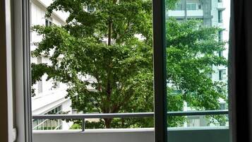 Habitación estándar con 2 camas individuales, balcón, vistas a la ciudad | Cortinas opacas, wifi gratis, ropa de cama