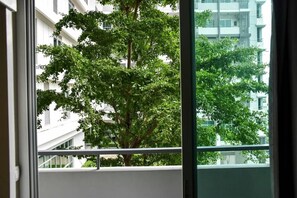 Habitació amb dos llits individuals estàndard, balcó, vistes a la ciutat | Cortines opaques, wifi gratuïta i roba de llit 