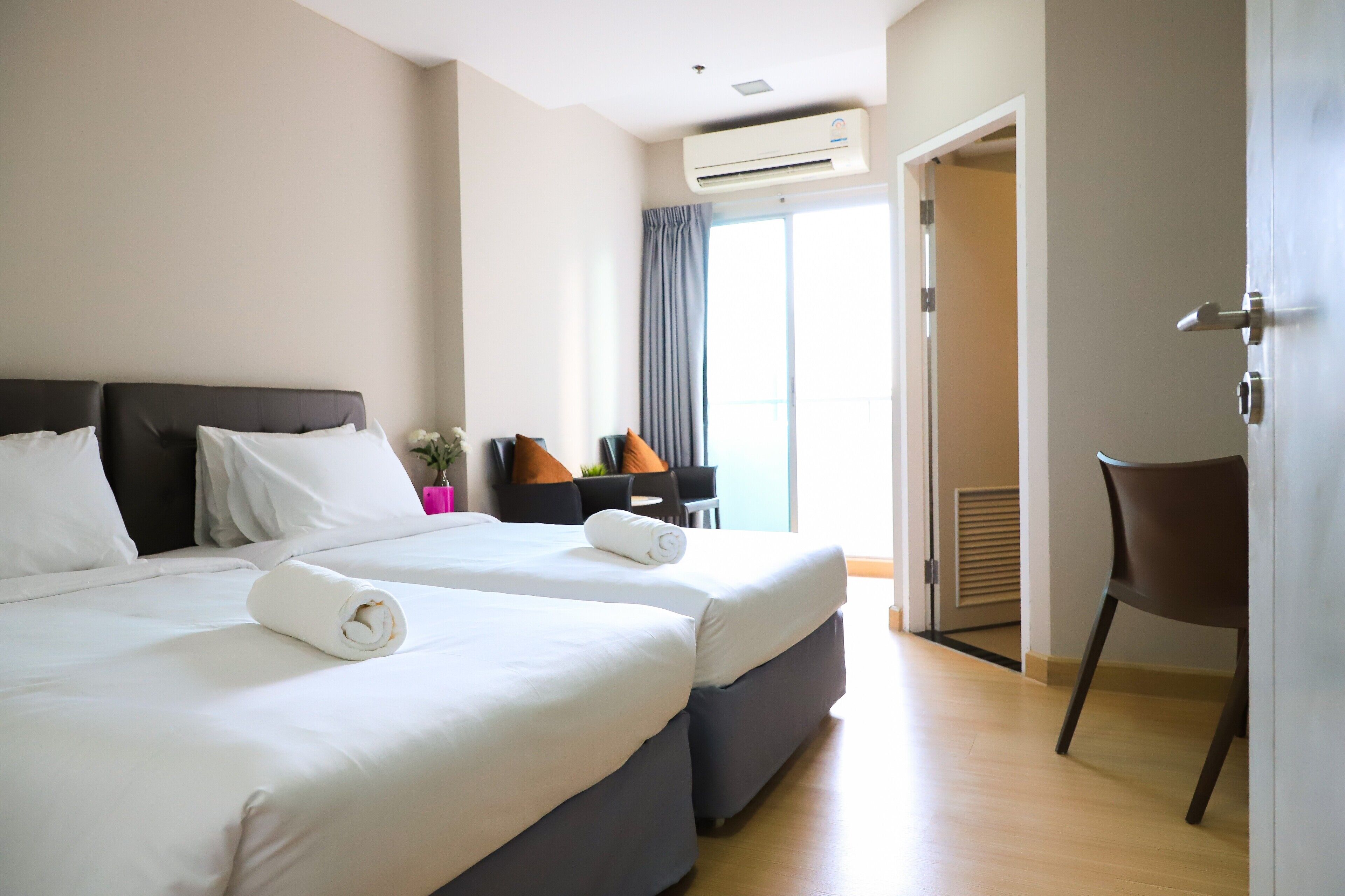 Kahden hengen standard-huone (kaksi sänkyä), parveke, kaupunkinäköala | Pimennysverhot, ilmainen Wi-Fi, vuodevaatteet