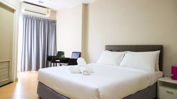 Habitación doble estándar, balcón, vista a la ciudad | Cortinas blackout, wifi gratis y ropa de cama