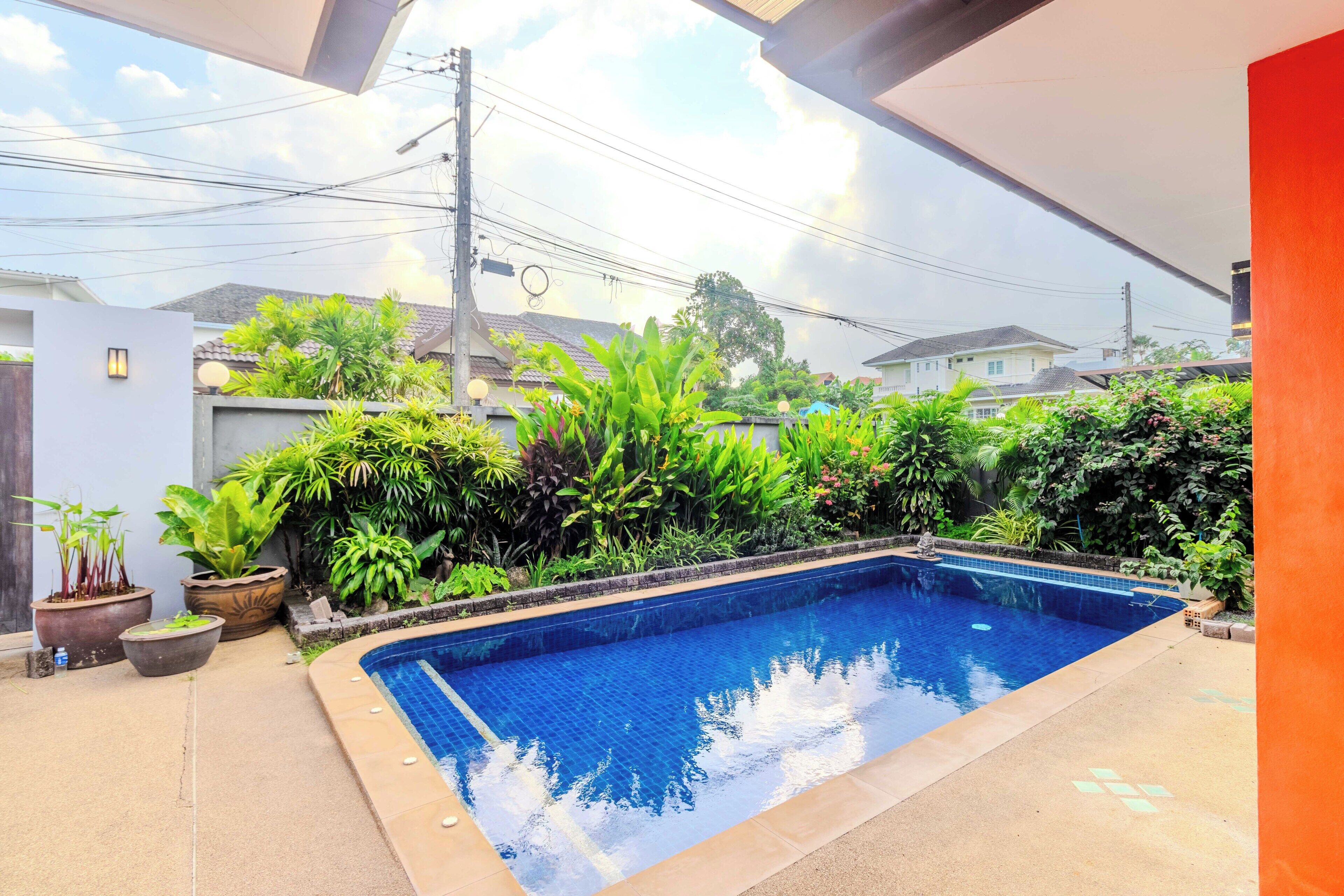 Una piscina al aire libre