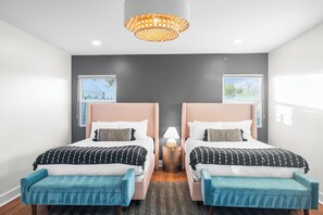 4 bedrooms, free WiFi, bed sheets, wheelchair access - Bright Scottsdale Home w/ Pool, Air Hockey, String Lights & Spacious Backyard (Scottsdale)