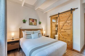 2 bedrooms, free WiFi, bed sheets - 3 Mins to the Lake, Near Tahoe City! Modern Cabin w/ Deck Lounge | Dollar Hill (Tahoe City)