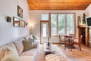 Smart TV, fireplace - 3 Mins to the Lake, Near Tahoe City! Modern Cabin w/ Deck Lounge | Dollar Hill (Tahoe City)