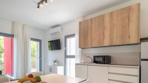 Kühlschrank, Mikrowelle, Geschirrspüler, Kochgeschirr/Geschirr/Besteck