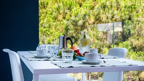 Outdoor dining - One Life Suites by Interhome (Bibione)