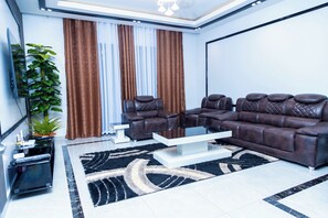 TV - Exclusive 4BR/3BA Penthouse Lux Apartment + Rooftop @ BBB Nation Oasis in Kigali (Kigali)