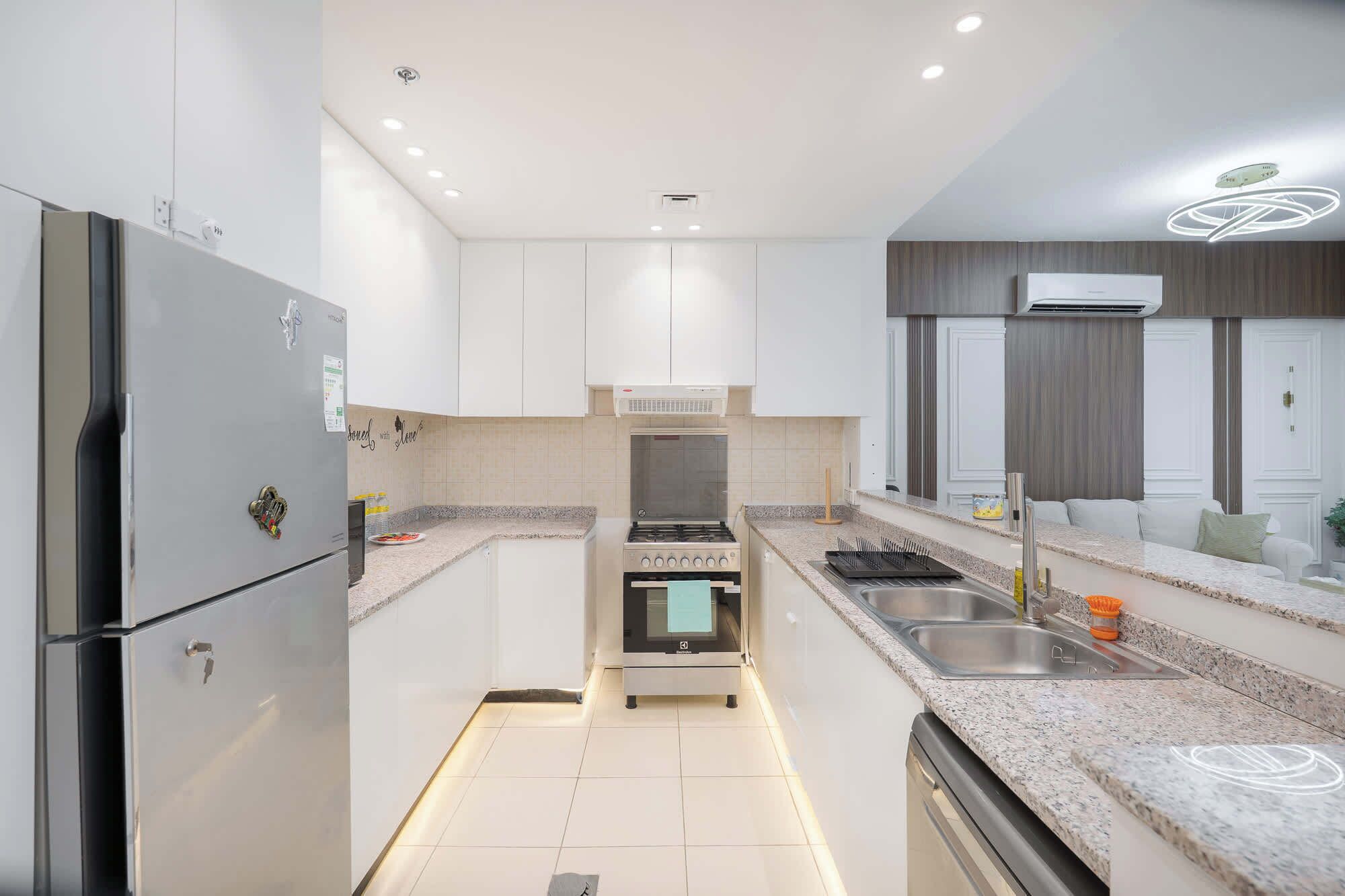 Køleskab, mikrobølgeovn, ovn, kogeplade