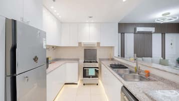 Fridge, microwave, oven, stovetop