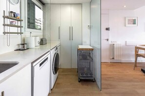 Wasserkocher mit Kaffee-/Teezubehör, Kühlschrank, Mikrowelle, Ofen