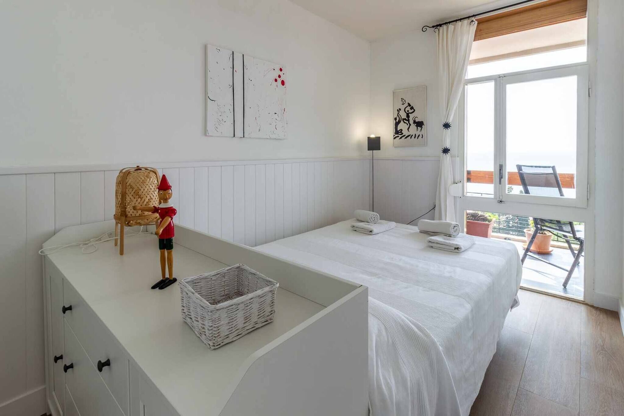 Iron/ironing board, bed sheets