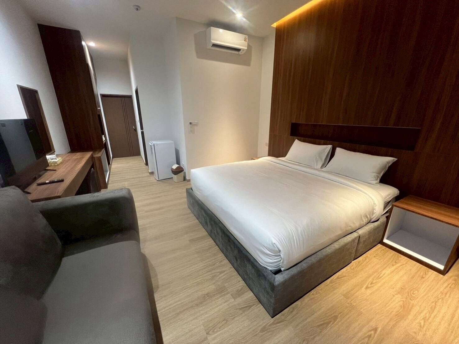 Free WiFi, bed sheets