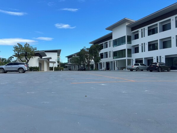 Exterior - J&P Hotel Sriracha (Si Racha)