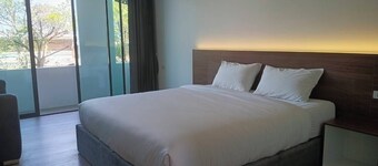 J&P 호텔, 시라차