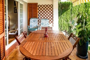 تناول الطعام بالخارج