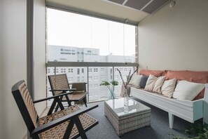 Living area - Balcony | Free Parking | 24h Shop (Helsinki)