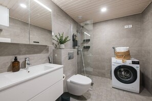 Een haardroger, handdoeken, zeep, shampoo