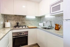 Wasserkocher mit Kaffee-/Teezubehör, Kühlschrank, Mikrowelle, Ofen