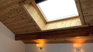 A room with two beds, wooden ceiling beams, and skylights. - 4-person apartment in Pelvoux! 67m2, mountain view Résidence Le Glacier Blanc (Vallouise-Pelvoux)