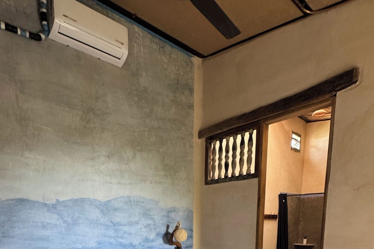 Comfort Double Room, Courtyard View | Bathroom | Shower, towels, shampoo, toilet paper