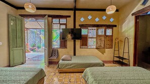 Suite estudio familiar, vistas al jardín | Baño | Ducha, toallas, jabón y papel higiénico