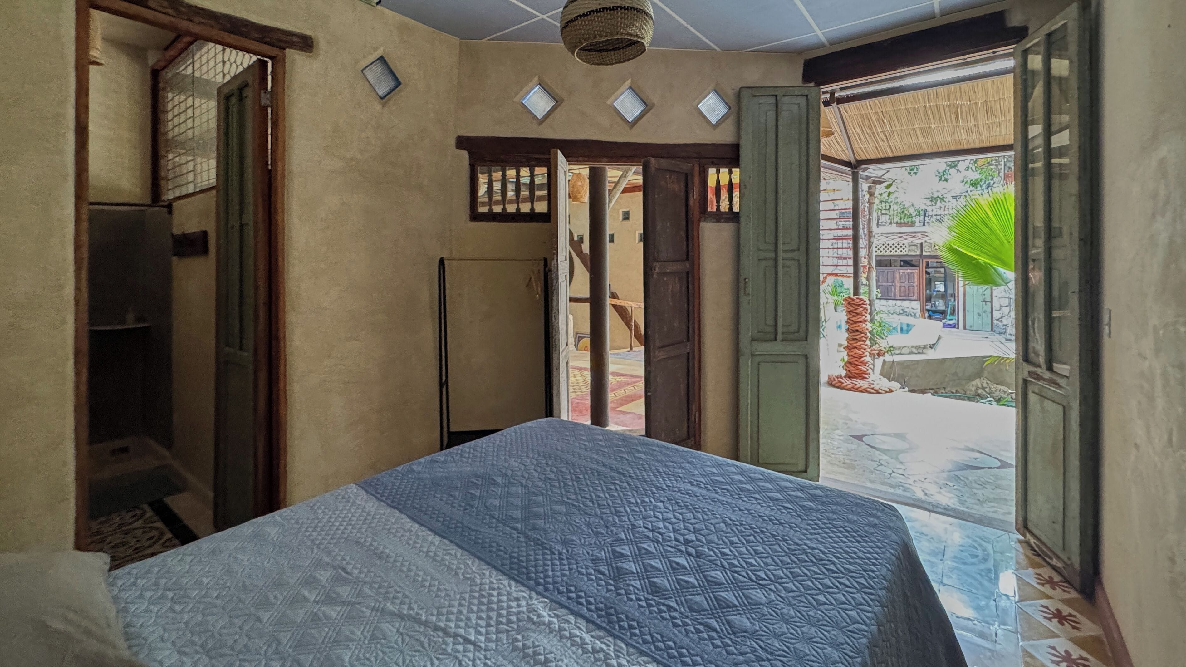 Kahden hengen economy-huone, näköala uima-altaalle | Kylpyhuone | Suihku, pyyhkeet, saippua, vessapaperi