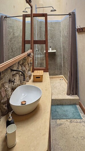 Comfort szoba kétszemélyes vagy két külön ággyal, kilátással az udvarra | Fürdőszoba | Zuhanyzó, törölközők, szappan és toalettpapír