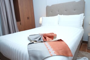 مكتب ومساحة عمل للكمبيوتر المحمول ومكواة/لوح كي وواي فاي مجانًا