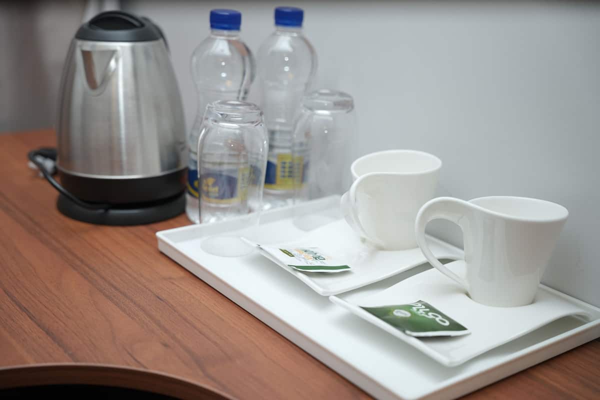 مكتب ومساحة عمل للكمبيوتر المحمول ومكواة/لوح كي وواي فاي مجانًا