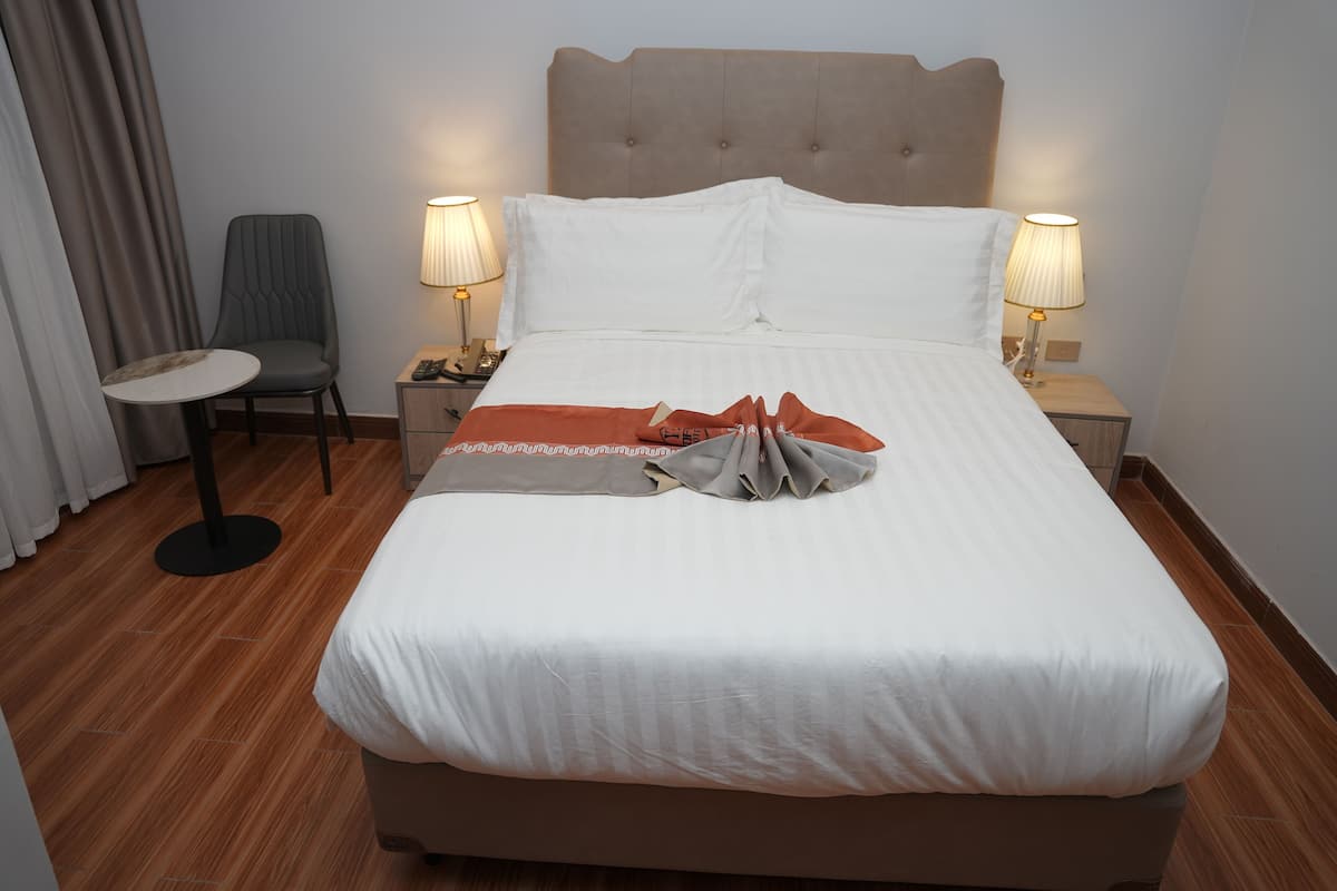 مكتب ومساحة عمل للكمبيوتر المحمول ومكواة/لوح كي وواي فاي مجانًا