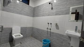 Deluxe-Zimmer | Badezimmer | Duschwanne, kostenlose Toilettenartikel, Handtücher, Seife