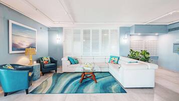 Smart-tv, tafelvoetbal, een tafeltennistafel en boeken