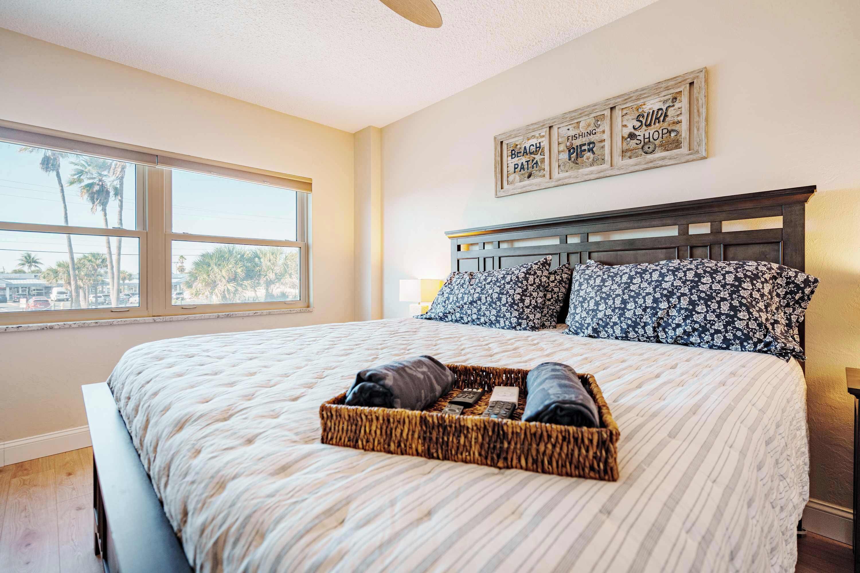 Een bureau, een strijkplank/strijkijzer, wifi, beddengoed