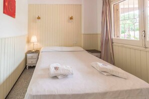 1 bedroom, bed sheets - 38.30 S'Agaró Caleta Sol 403i Apt with terrace  and PK (Sant Feliu de Guixols)