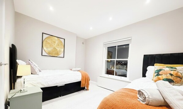 Iron/ironing board, free WiFi, bed sheets - Exclusive 2 Bedroom Flat in Queens Park! (Greater London)