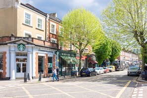 Point of interest - Exclusive 2 Bedroom Flat in Queens Park! (Greater London)
