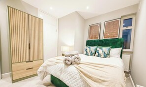 Iron/ironing board, free WiFi, bed sheets - Exclusive 2 Bedroom Flat in Queens Park! (Greater London)