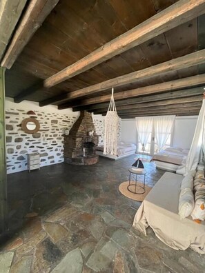 Deluxe studio suite, uitzicht op bergen | Een strijkplank/strijkijzer, gratis wifi