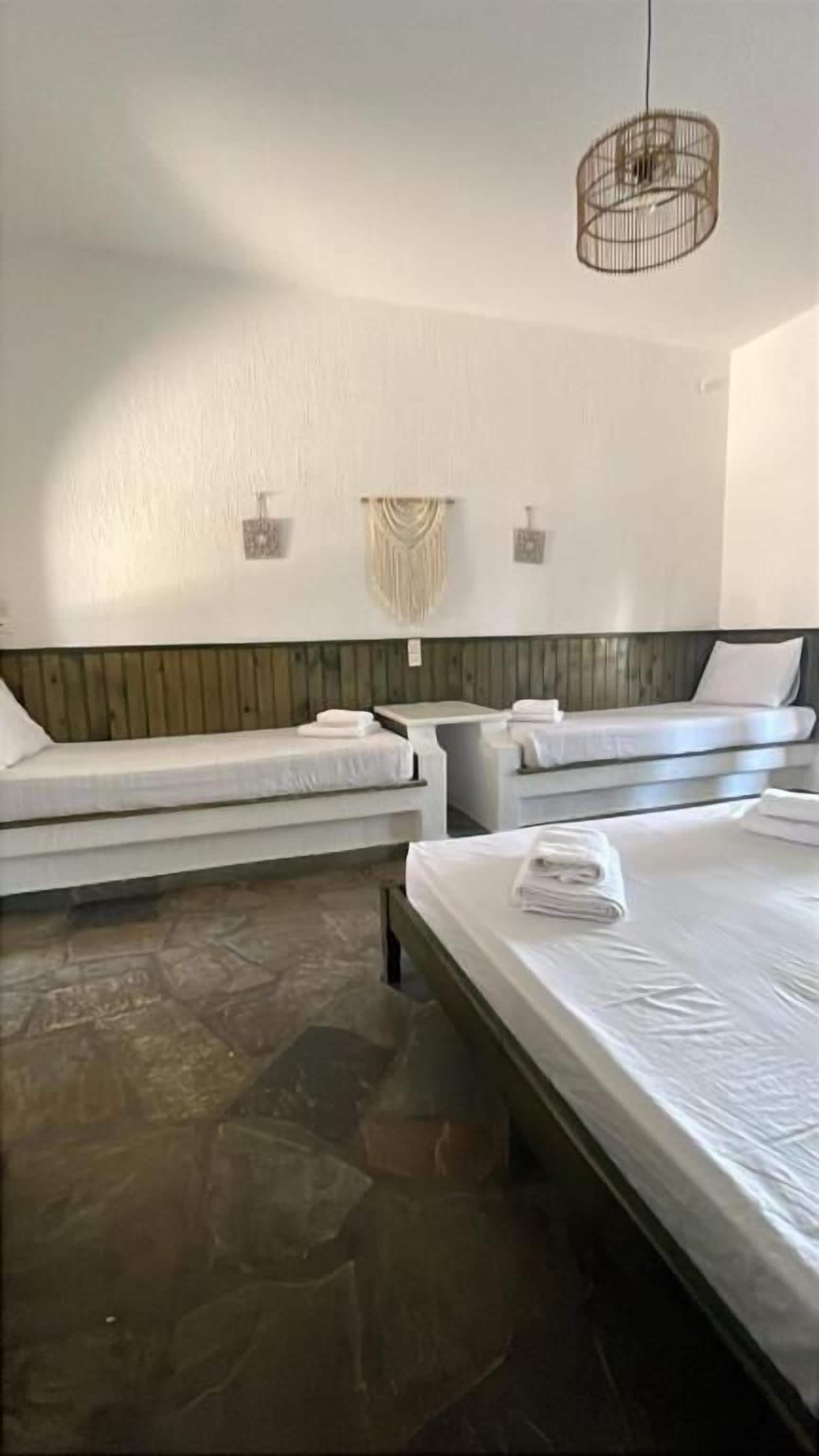 Familie studio, uitzicht op zwembad | Een strijkplank/strijkijzer, gratis wifi