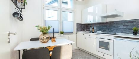 Fridge, oven, stovetop, dishwasher