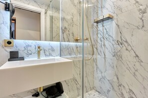 Shower, hair dryer, towels - Magnificent New Studio Louvre Palais Royal (Paris)