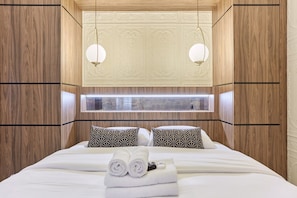 Iron/ironing board, bed sheets