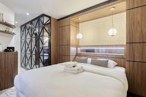 Iron/ironing board, bed sheets