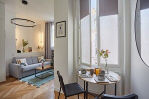Smart TV, offices - Modern Studio Arc de Triomphe  Monceau (Paris)
