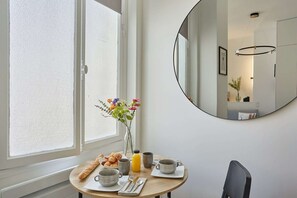 Dining - Modern Studio Arc de Triomphe  Monceau (Paris)