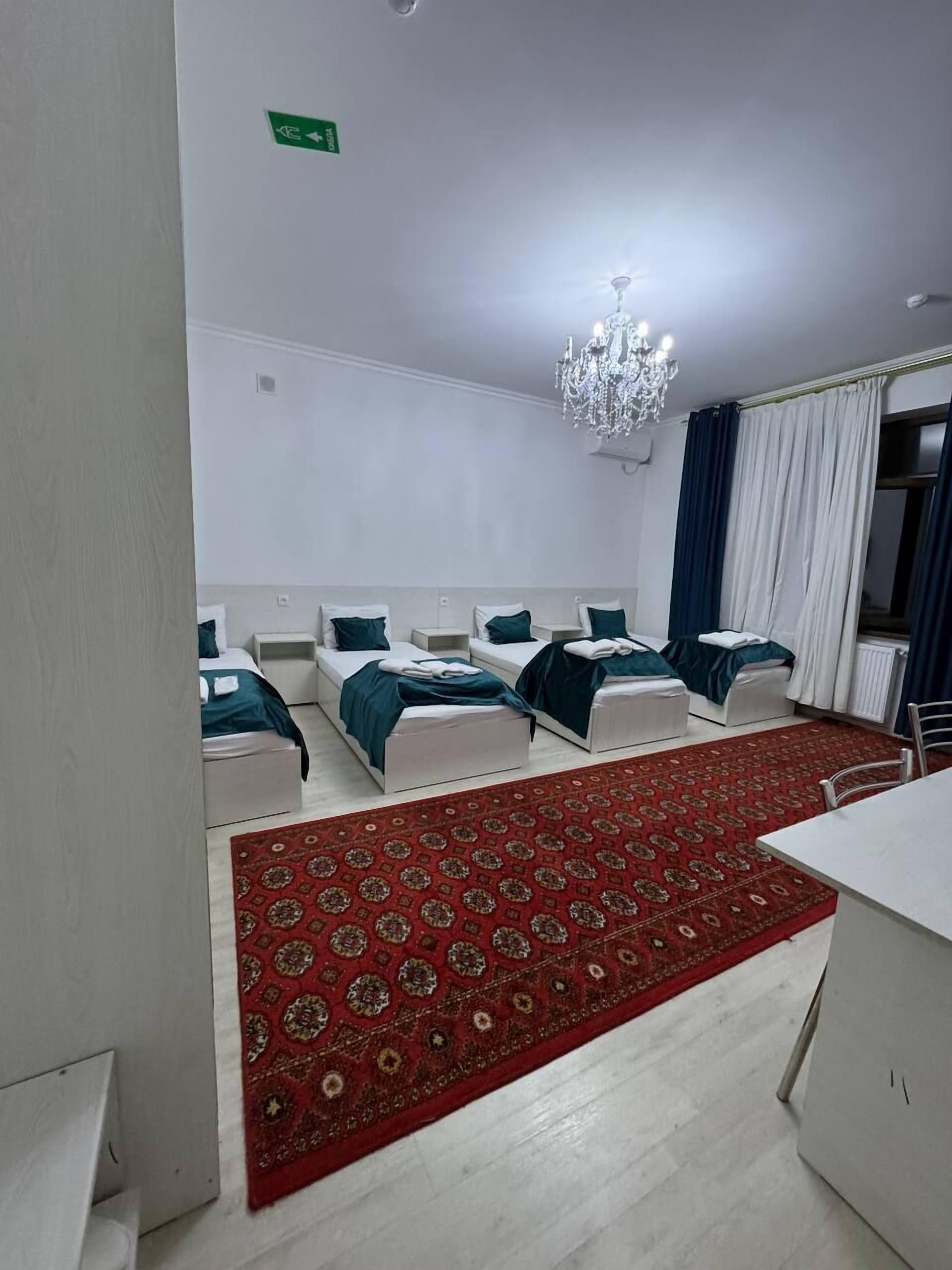 Habitación cuádruple | Escritorio, espacio para trabajar con laptop y cortinas blackout 