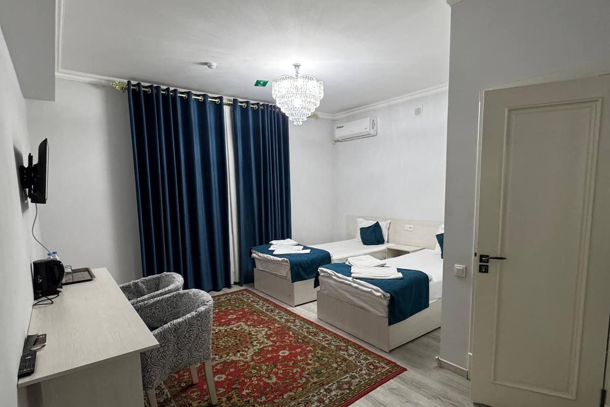 Twin Room | Desk, laptop workspace, blackout drapes, soundproofing