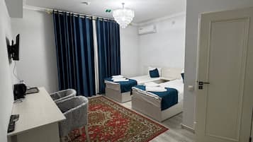 Tomannsrom | Skrivebord, skrivebord for bærbar PC, blendingsgardiner og lydisolert