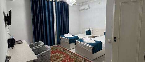 Twin Room | Desk, laptop workspace, blackout curtains, soundproofing