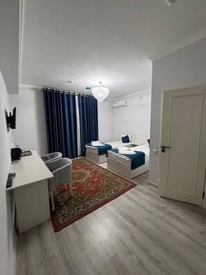 Habitació amb dos llits individuals | Escriptori, espai de treball apte per a portàtils i cortines opaques 